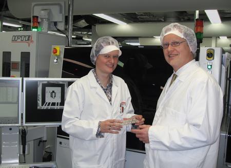 Dr. Weidner (SEMIKRON International GmbH) and Wolf Rüdiger Pennuttis (Viscom AG) in front of the inspection system S6056BO